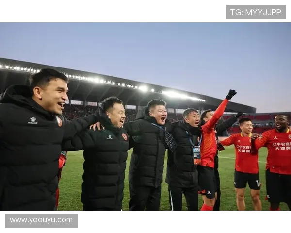 辽宁铁人冲超成功庆祝 花车巡游中李金羽与球迷激情互动